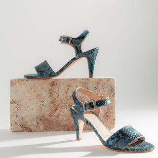 SANDALIA GLORIA EN PIEL SERPIENTE AZUL
