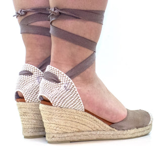 SANDALIA MARTINA SERRAJE TAUPE 5 CUERDAS